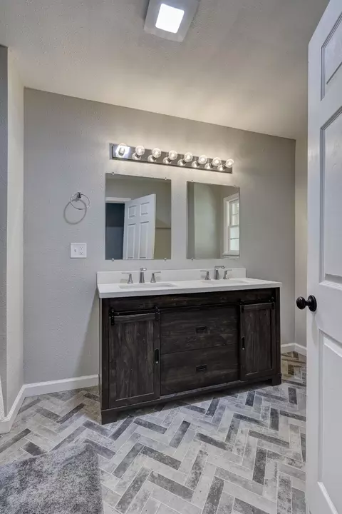 Bath - 4094 Parkview Dr, Frontenac, KS 66763 photo 2 of 5