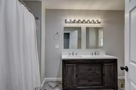 Bath - 4094 Parkview Dr, Frontenac, KS 66763 photo 1 of 5