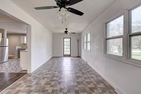 Living - 4094 Parkview Dr, Frontenac, KS 66763 photo 5 of 6