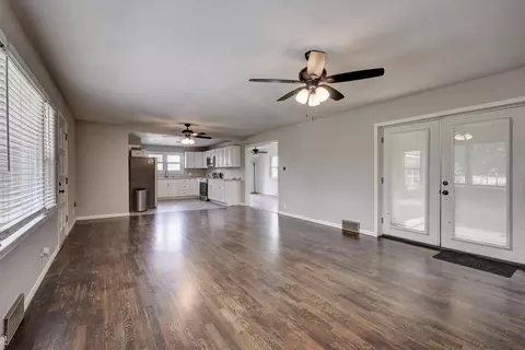 Living - 4094 Parkview Dr, Frontenac, KS 66763 photo 3 of 6