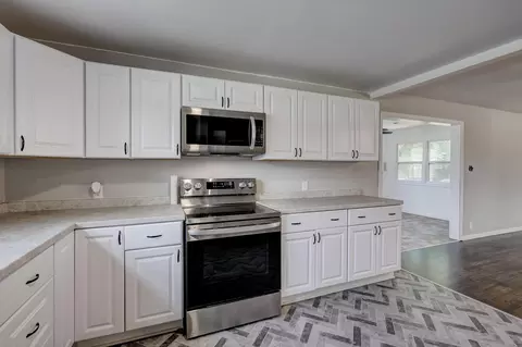 Kitchen - 4094 Parkview Dr, Frontenac, KS 66763 photo 2 of 2