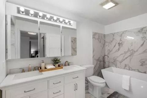 Bath - 1188 Hampton Rd, Reeds Spring, MO 65737 photo 1 of 4