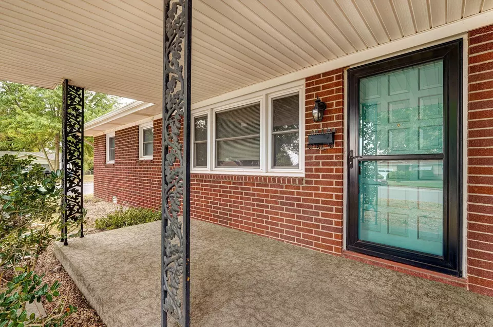 Exterior - 2153 N Link Ave, Springfield, MO 65803 photo 3 of 11