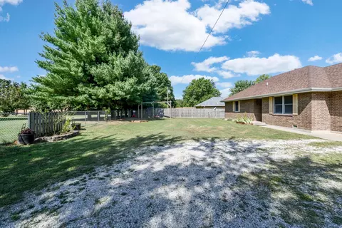 1004 Baretta Ct, Aurora, MO 65605 photo 2