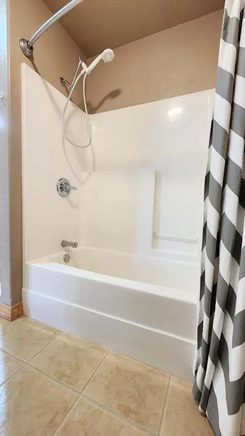 Bath - 981 Skyview Dr, Branson, MO 65616 photo 12 of 13