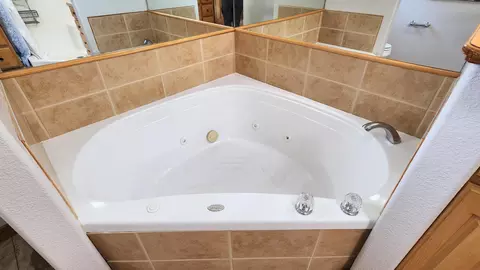 Bath - 981 Skyview Dr, Branson, MO 65616 photo 4 of 13