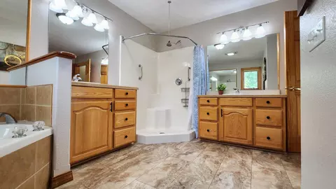 Bath - 981 Skyview Dr, Branson, MO 65616 photo 2 of 13