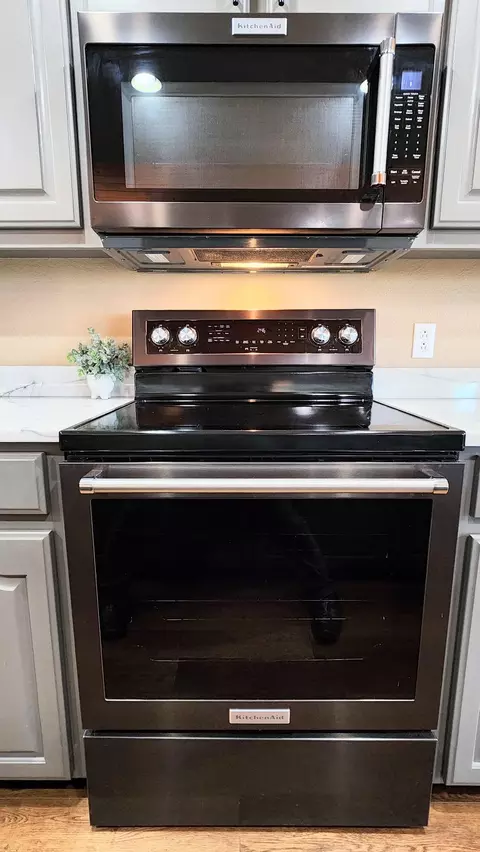 Kitchen - 981 Skyview Dr, Branson, MO 65616 photo 6 of 8