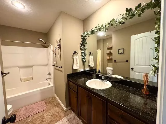 Bath - 692 N Galileo Dr, Nixa, MO 65714 photo 3 of 4