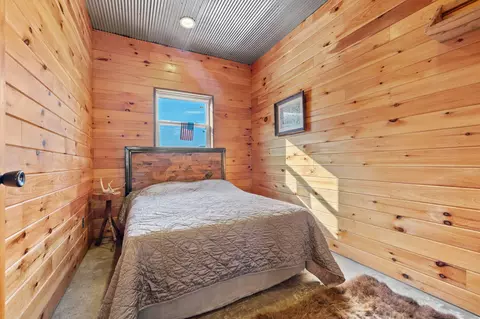 Bedroom - 13760 Junction Rd, Eldridge, MO 65463 photo 2 of 5