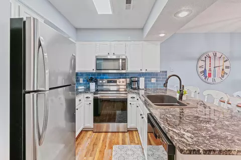Kitchen - 429 Chinquapin Cir #608, Branson, MO 65616 photo 2 of 2
