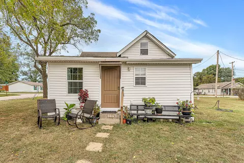 Exterior - 1104 N Oak, Buffalo, MO 65622 photo 4 of 6