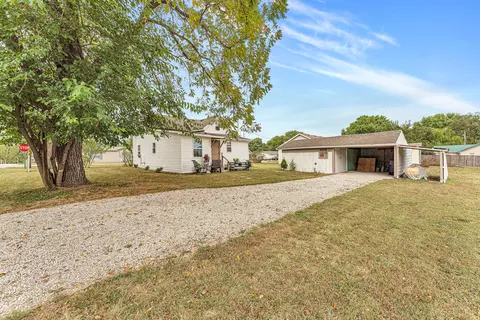 Exterior - 1104 N Oak, Buffalo, MO 65622 photo 3 of 6