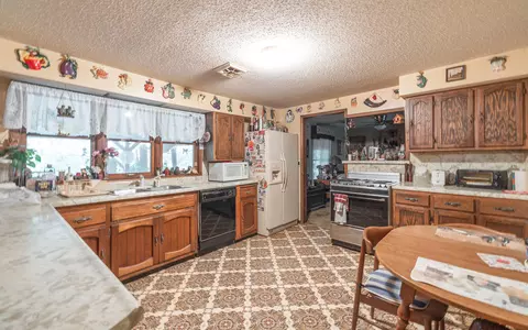 Kitchen - 658 Rr 63, Cabool, MO 65689 photo 1 of 2