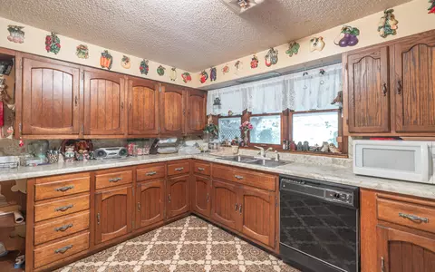 Kitchen - 658 Rr 63, Cabool, MO 65689 photo 2 of 2