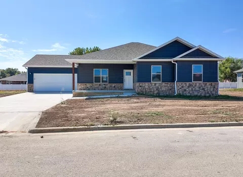 720 E Vivian St, Bolivar, MO 65613