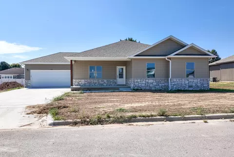 660 E Vivian St, Bolivar, MO 65613