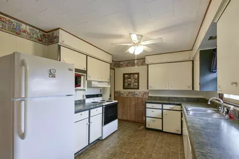 Kitchen - 14228 Us-160, Forsyth, MO 65653 photo 2 of 4