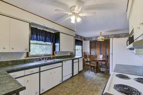 Kitchen - 14228 Us-160, Forsyth, MO 65653 photo 3 of 4