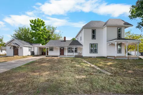 327 E Chestnut St, Bolivar, MO 65613