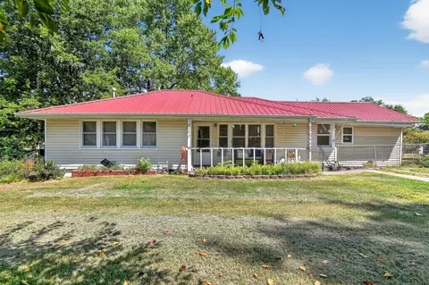 312 S Oak Ave, Aurora, MO 65605