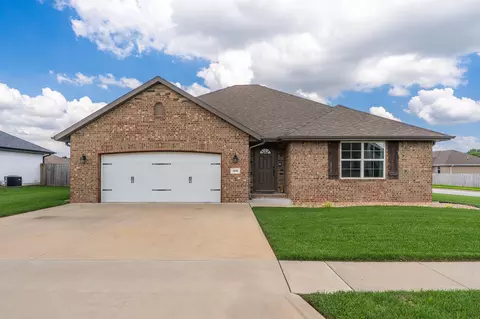 1898 S Lullwood Ave, Springfield, MO 65802