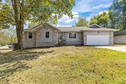 602 E Cherry St, Nixa, MO 65714