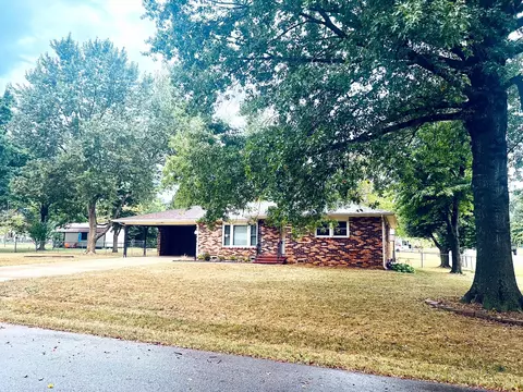 1015 Mc Phail Dr, Aurora, MO 65605