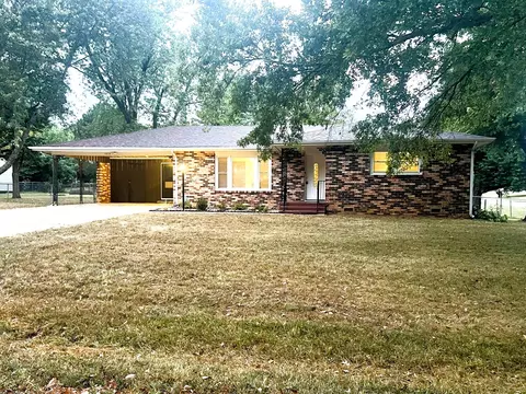 1015 Mcphail Dr, Aurora, MO 65605