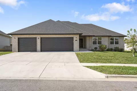 702 E Crew Dr, Nixa, MO 65714
