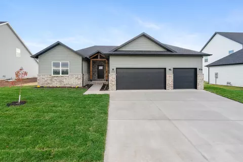 Exterior - 210 E Clayton Ln, Republic, MO 65738 photo 2 of 4