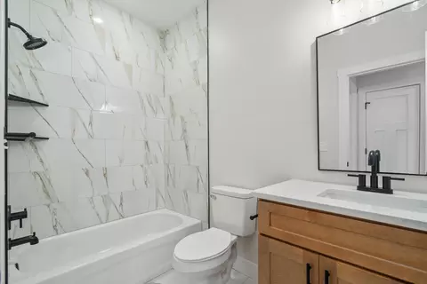 Bath - 196 E Clayton Ln, Republic, MO 65738 photo 3 of 3