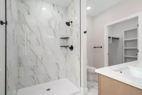 Bath - 196 E Clayton Ln, Republic, MO 65738 photo 1 of 3
