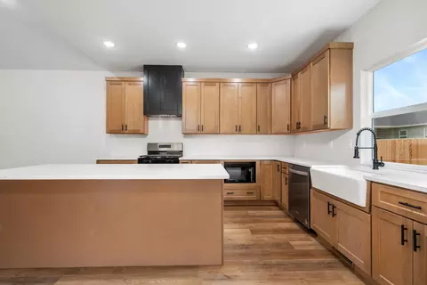 Kitchen - 196 E Clayton Ln, Republic, MO 65738 photo 3 of 4