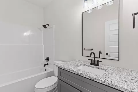 Bath - 170 E Clayton Ln, Republic, MO 65738 photo 3 of 4