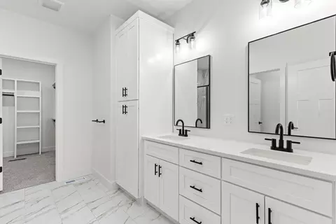 Bath - 174 E Kelce Ln, Republic, MO 65738 photo 4 of 6