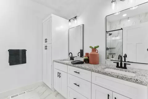 Bath - 162 E Kelce Ln, Republic, MO 65738 photo 1 of 4