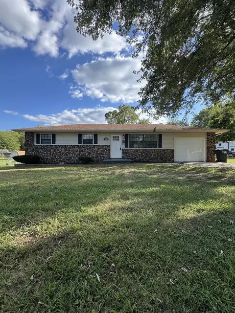 808 E Walnut St, Aurora, MO 65605