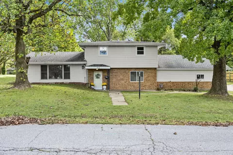 1304 S Rinker Ave, Aurora, MO 65605