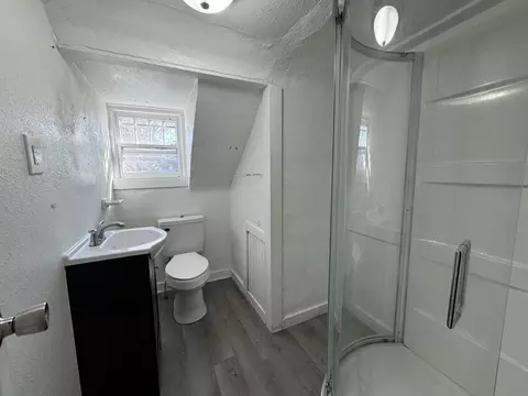Bath - 1700 E Cairo St, Springfield, MO 65802 photo 2 of 3