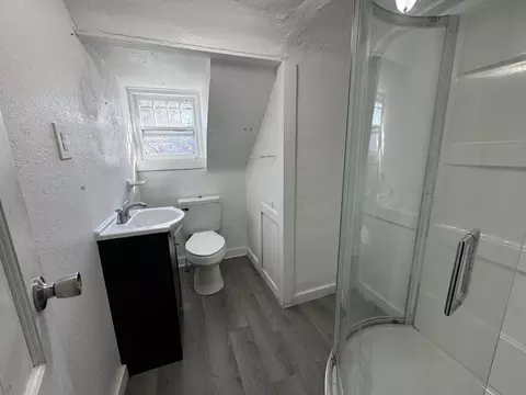 Bath - 1700 E Cairo St, Springfield, MO 65802 photo 3 of 3