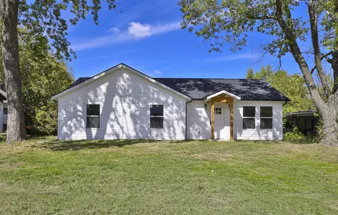 417 E College St, Aurora, MO 65605