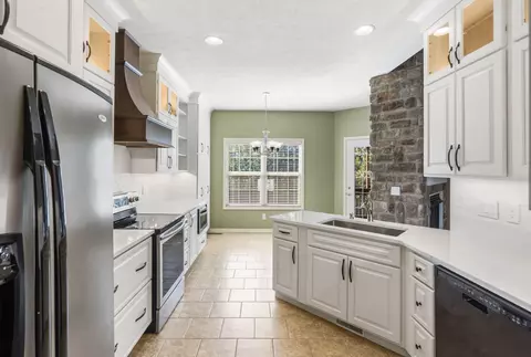 Kitchen - 165 Gloria Ct, Branson, MO 65616 photo 5 of 6