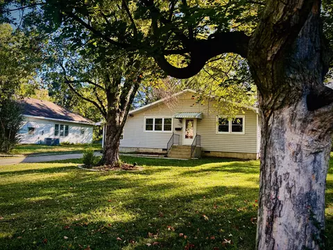 922 S Oak Ave, Aurora, MO 65605