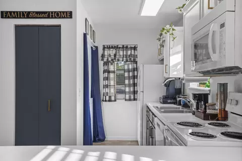 Kitchen - 21 Goldfinch Dr #3, Branson, MO 65616 photo 5 of 11