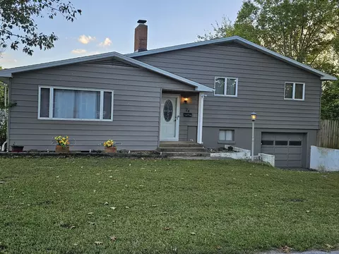 24 W Plumb St, Aurora, MO 65605