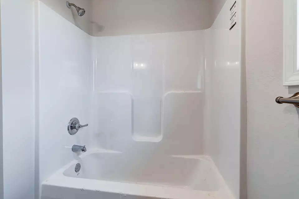 Bath - 965 S Silverwood Ln, Nixa, MO 65714 photo 3 of 3