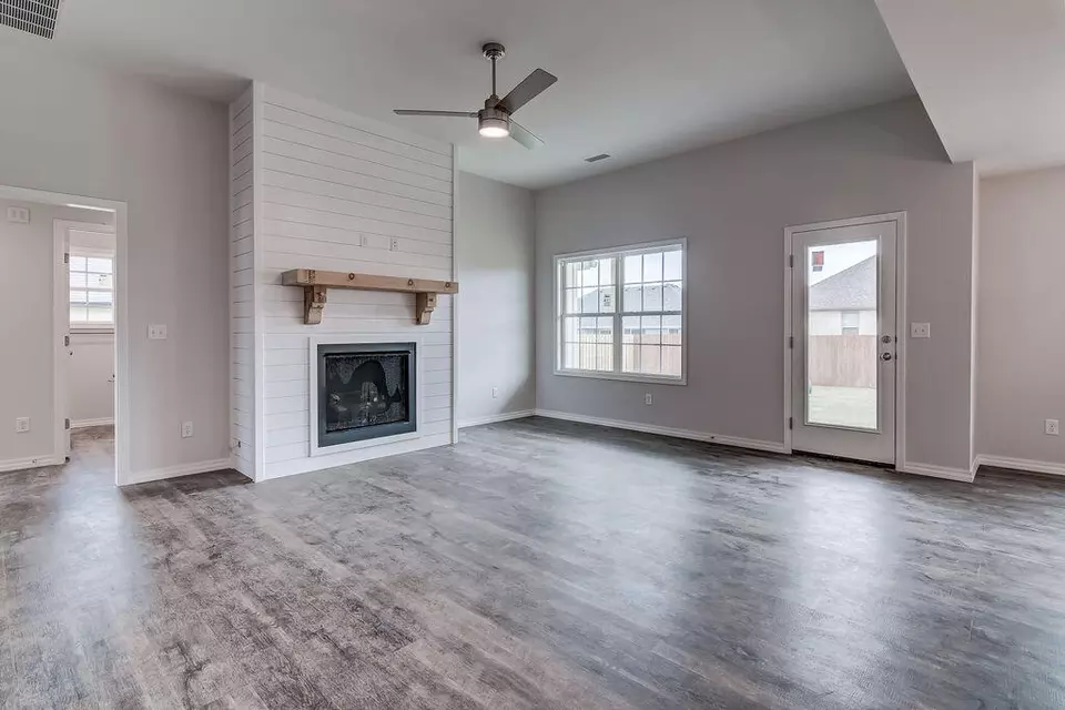 Living - 965 S Silverwood Ln, Nixa, MO 65714 photo 6 of 6