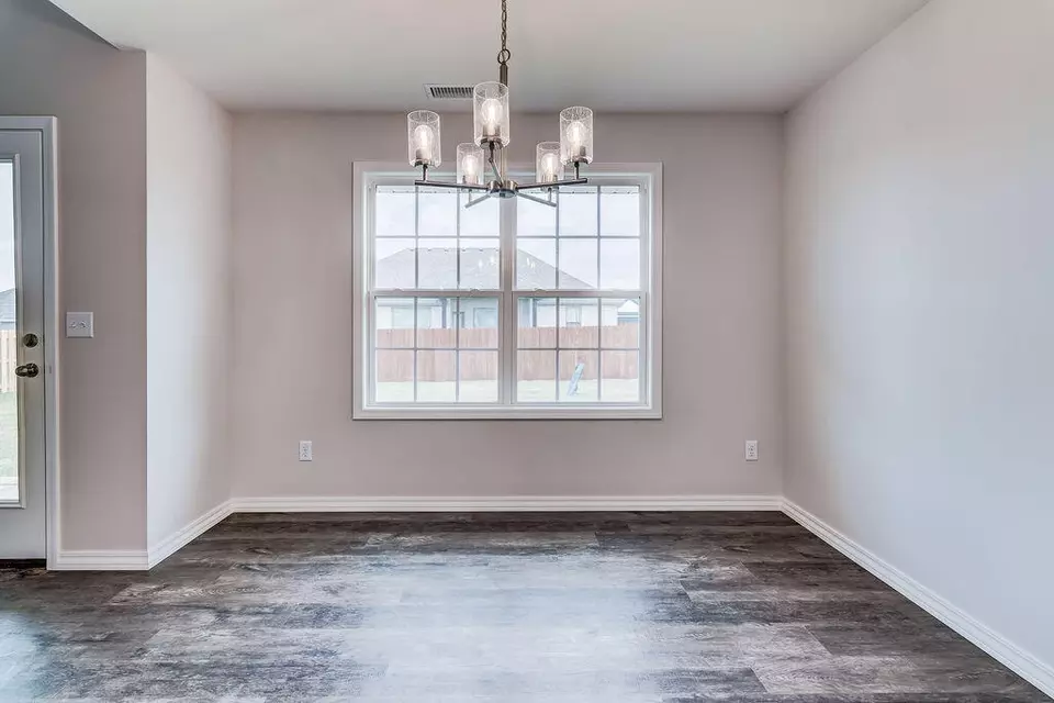 Dining - 965 S Silverwood Ln, Nixa, MO 65714 photo 3 of 3