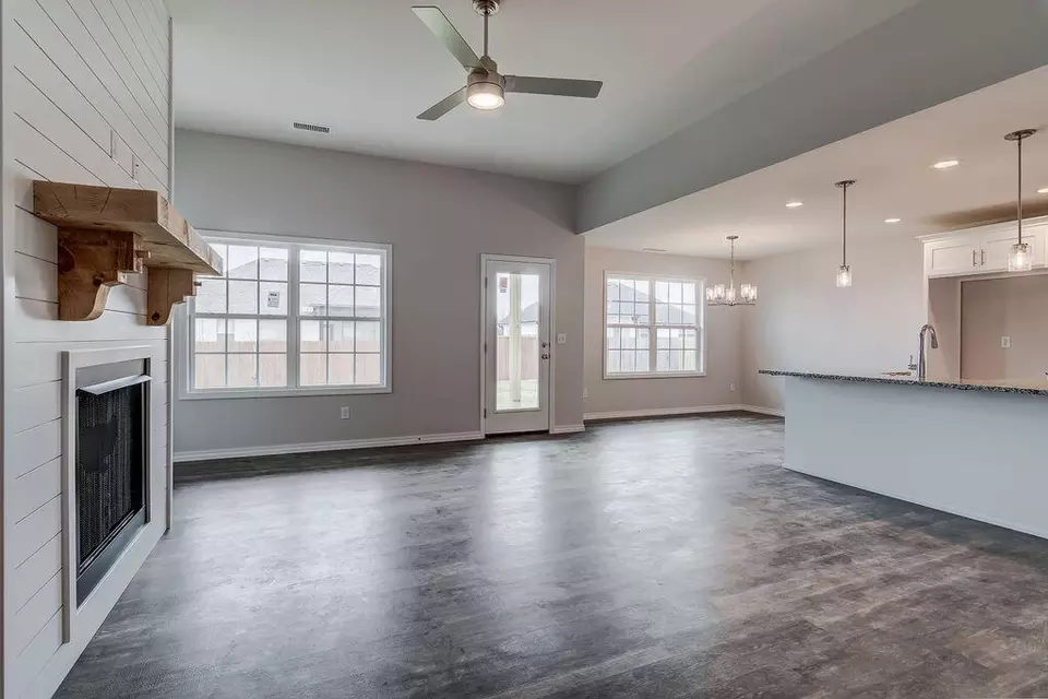 Living - 965 S Silverwood Ln, Nixa, MO 65714 photo 1 of 6